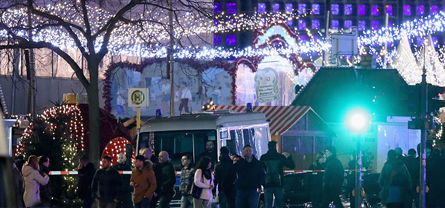 Теракт в Берлине: грузовик врезался в толпу на Рождественском базаре