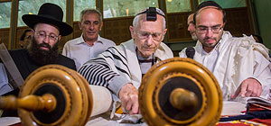 Около Стены Плача прошла церемония бар-мицвы и бат-мицвы для выживших в Холокосте