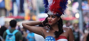 Селфи с обнаженными патриотками на Таймс-сквер: бизнес, раздражающий мэра