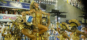 Стартовал ежегодный парад школ самбы в Рио. Фоторепортаж