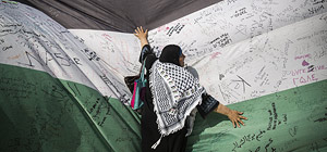 Арабы штурмуют Книгу Гиннеса: 25000 подписей на 66-метровом флаге