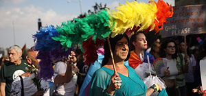 Тысячи людей принимают участие в "Параде гордости" в Иерусалиме
