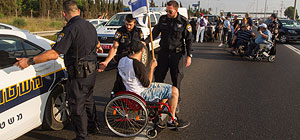 Полиция предупредила инвалидов, что не позволит перекрывать оживленные трассы