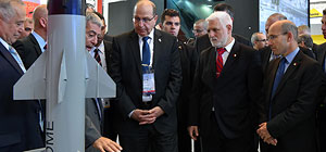 Министр обороны Израиля и премьер-министр Индии встретились на выставке вооружений
