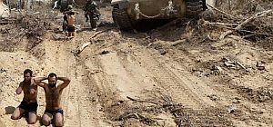 Террористы ХАМАСа выбираются из туннелей в Бейт-Хануне и сдаются в плен: видео